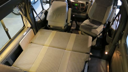 Nuggie – Nuggie wants to go, red Ford Transit nugget westfalia from 2006