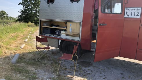 LET OP: C1 rijbewijs vereist – Ex-fire brigade Mercedes-Benz camper van from 1982