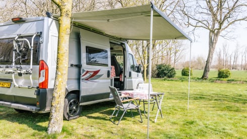 Jackie's hut – Beautiful Peugot Camperbus, 150 HP