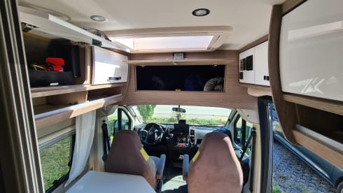 Pössl Roadcruiser Revolution automatic family van