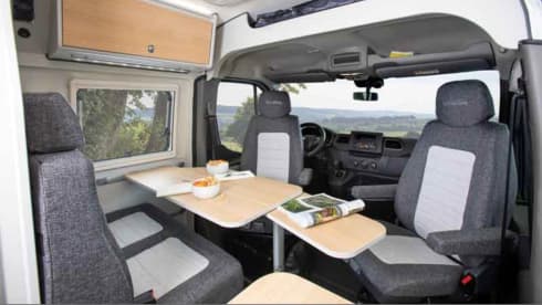 JR – RENTAL VAN MASTER VAN XS FONT VENDOME