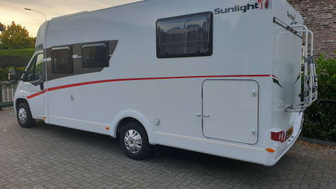 Luxe Sunlight  – Beautiful richly equipped Camper, very fresh and very young.