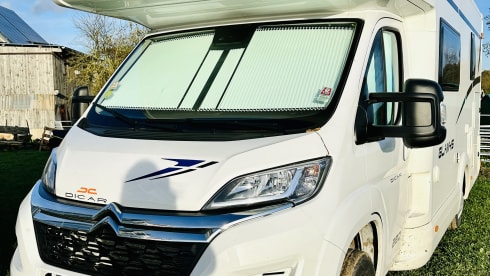 Moby – Adventurous new mobile home + sun canopy + air conditioning