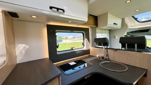 TWIN SUNNY – SEMI-INTEGRATED T 670 S TWIN BEDS, AUTOMATIC