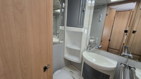 Fietje – Super leuke en nette Alkoof camper