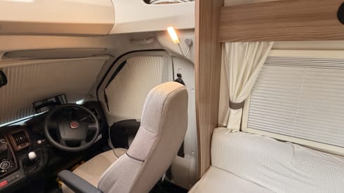 Lusia 🚐 – 4-Berth Bessacarr 424 Automatic Motorhome – 4 berth Fiat semi-integrated from 2018
