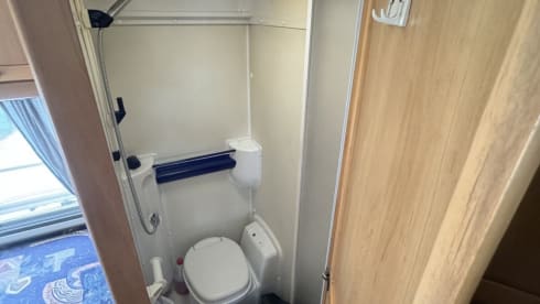 E610 gezinscamper – 4p Hymer integrated 6.2m