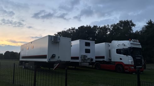 9 persoons trailer/camper  – Camper molto spazioso da 8 a 9 persone. 