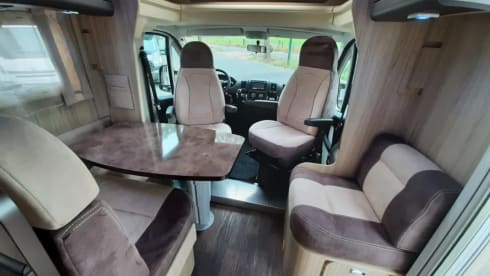 Rollerteam Orion – Hele luxe 4 persoons camper met queensbed en hefbed, veel bergruimte