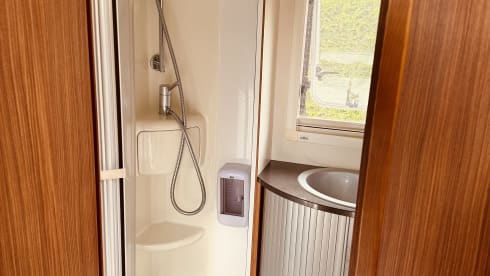 4p Adria Matrix hef- en lengtebedden – Luxurious, fresh camper with plenty of space!