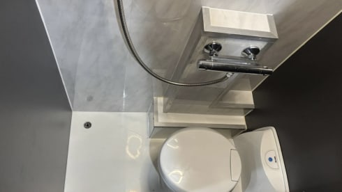Camper – Ford bus met 3 slaapplaatsen uit 2019