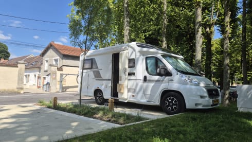 Nice compact 2 person camper with single beds.