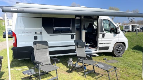 Roadhouse camperverhuur naam Surfer House – New Adria Mobil 2023 bus camper