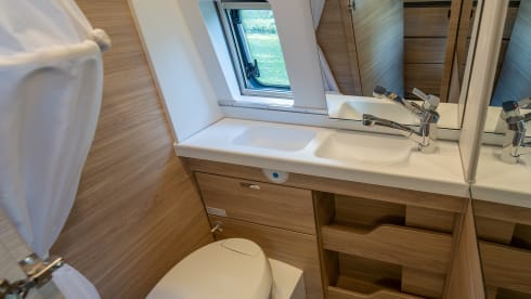 Easy Rider Family – Super compact 4-person campervan with 4 sleeping places and automatic transmission