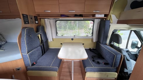 Luxurious neat family camper, 6 seats + belt, fully furnished
