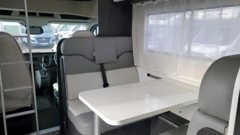 Zefiro 675  – 2022 Roller Team Zefiro 675 automatic 6 berth + 6 belts 