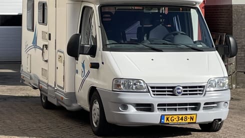 very nice compact 4 person camper