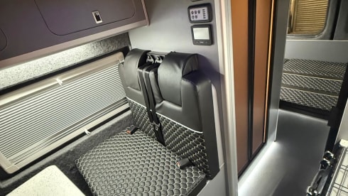 Elle2 – 4 berth Citroën Relay campervan 