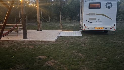 Maggie – Luxe camper met 4 slaapplaatsen en zonnepanelen, bestuurbaar met een normaal rijbewijs. 