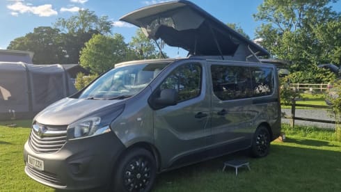 Bazz Van Dan – Campervan Vauxhall a 4 posti letto