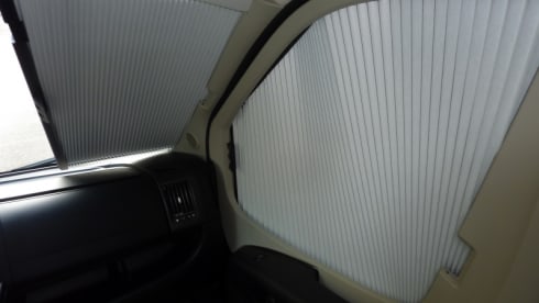 Compact bus camper for 2 adults and max. 2 small children