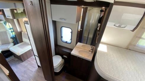 5p luxury camper with separate bed & pull-down bed
