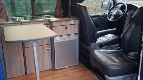 t5 buscamper – Beautiful, cozy T5 bus camper with original Reimo camper furnishings. 