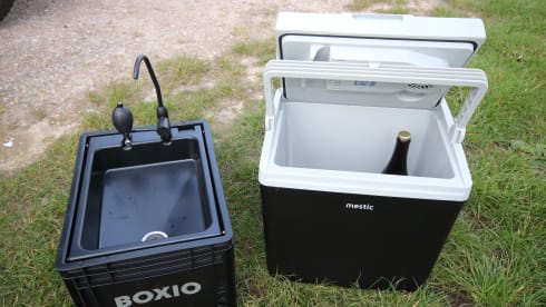 Simba – Keep smiling with this Suzuki Jeep with roof tent!