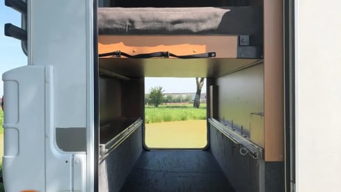 Beautiful, spacious camper with heating and air conditioning
