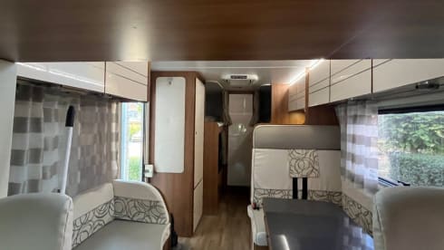 Cool family cabin, 6-person Rimor alcove with a fixed bed for everyone.