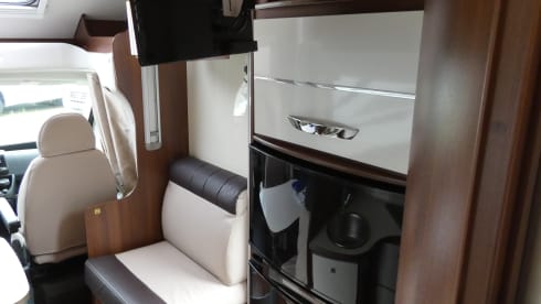 Luxurious spacious 4p camper with queen bed and pull-down bed