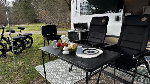 Henry – Trendy, 2-3 person off grid camper bus, suitable for all seasons!