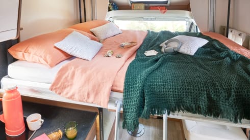 Pilote P746C – Camper Pilote nuovo, molto lussuoso, attrezzato con 4 posti letto