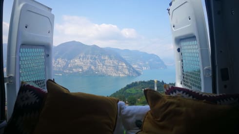 Bustave YFL – Accogliente furgone fai-da-te Ford Transit