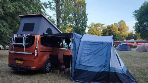 Oranje monster – Compact motorhome with room for five