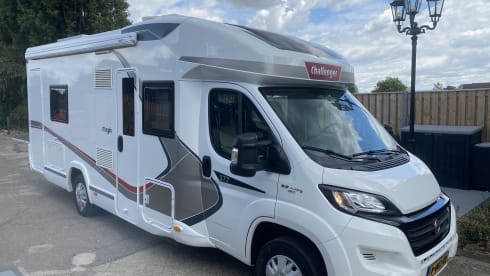 Zeer mooie camper half integraal 5 slaapplaatsen 4 zitplaatsen  – 5p Challenger semi-integrated from 2017