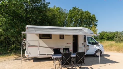Challenger! – Spacious, modern and luxurious camper with 4 fixed sleeping places - XL garage