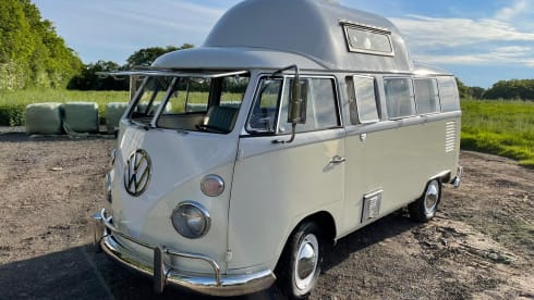 Snowy – 2 berth Volkswagen campervan from 1957