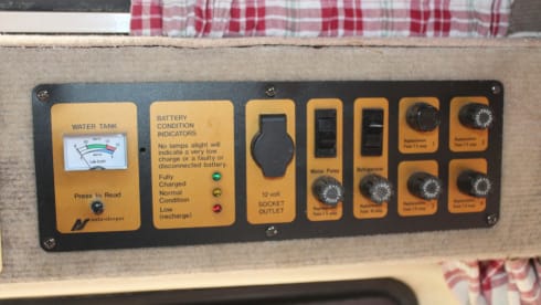 Poppy – VOLKSWAGEN T25 RETRO 1980'S 4 BERTH CAMPER, DIESEL HEATING, OFF GRID.