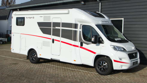 Sunlight T65 – Très beau camping-car Sunlight spacieux pour 4 personnes de 2023, beaucoup d'espace de rangement.