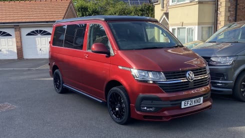 Riley – Schönes rotes Wohnmobil mit 4 Schlafplätzen zu vermieten, brandneu für den Sommer 2022