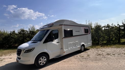 Prachtige Mercedes Benz 4 personen camper  – Uit gerust met Starlink satelliet internet 