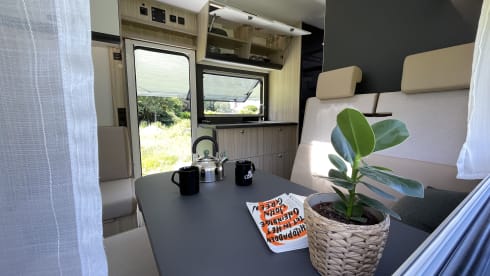 Queen A – Built in 2021 - luxury 6-person alcove camper - Queen E