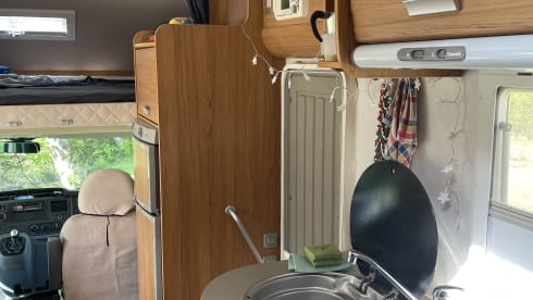 Camper spazioso e accessoriato per viaggi indimenticabili 
