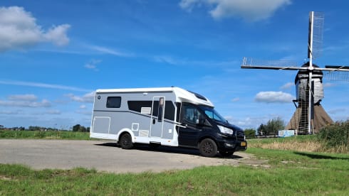 Nieuwe, ruime en complete camper voor 4 personen