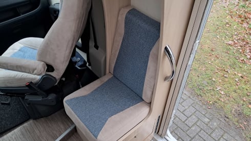 C12 – Hobby V65 Enkele Bedden Grote Garage