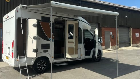 Kayden – 4 Berth Luxury Motorhome