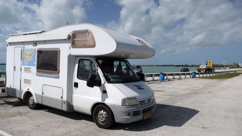 nooitverwacht – beautiful 6.05m with solar panel oven 2.8 jtd and scooter carrier