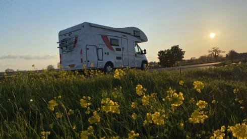 Ooit Is Nu! – Self-sufficient 6 person luxury camper "Ever Is Now"