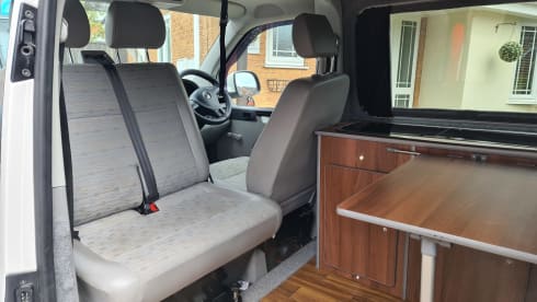 S88 – VW T5.1 Camper LANGE WHEEL BASE - Sitzplätze 5 Schlafplätze 4 (10 Schlafplätze inkl. Markise)
